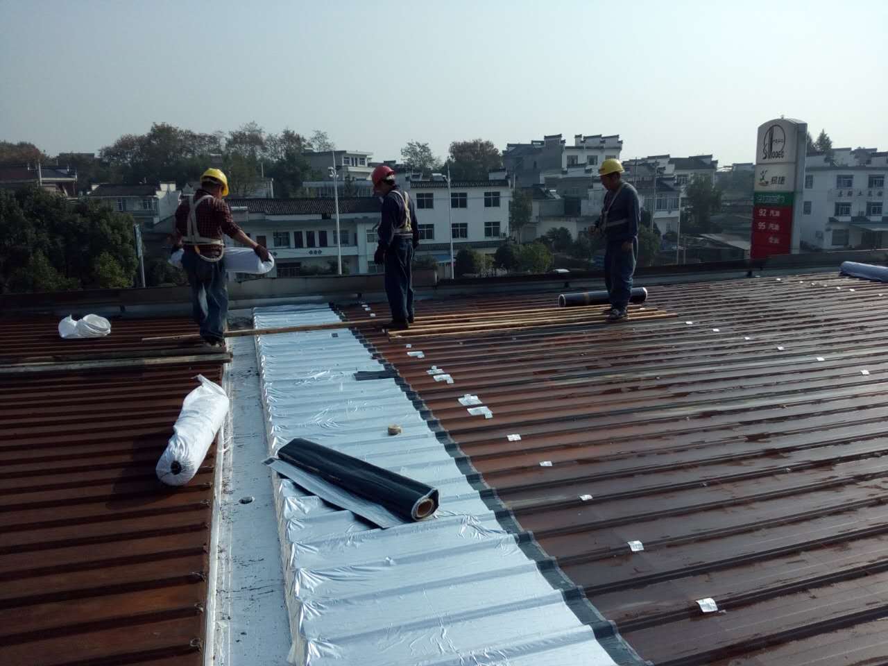 彩钢板打钉后渗漏吗,彩钢板顶层漏水最好的修补方法