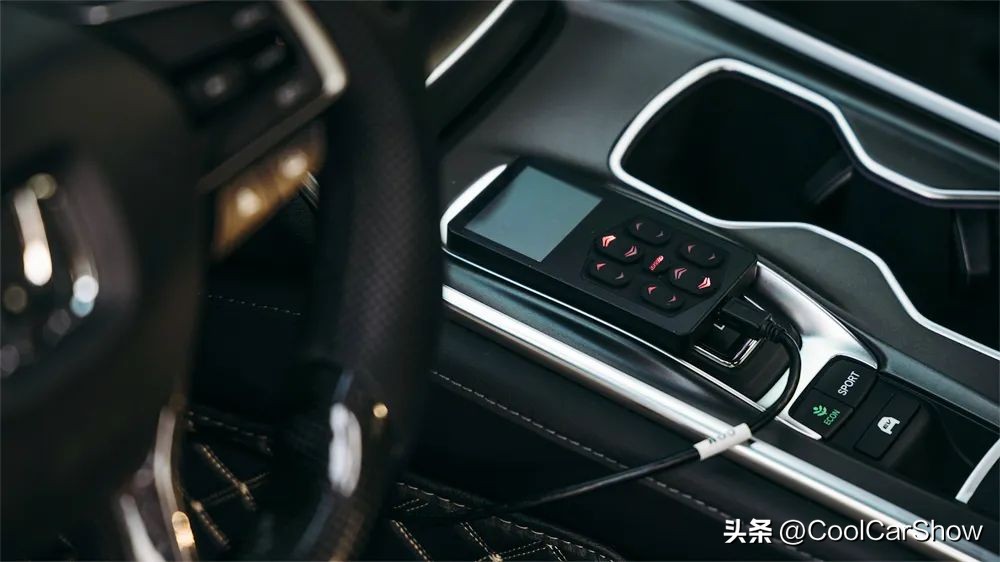 十代雅阁内饰碳纤维改装案例,十代雅阁改装多功能屏幕