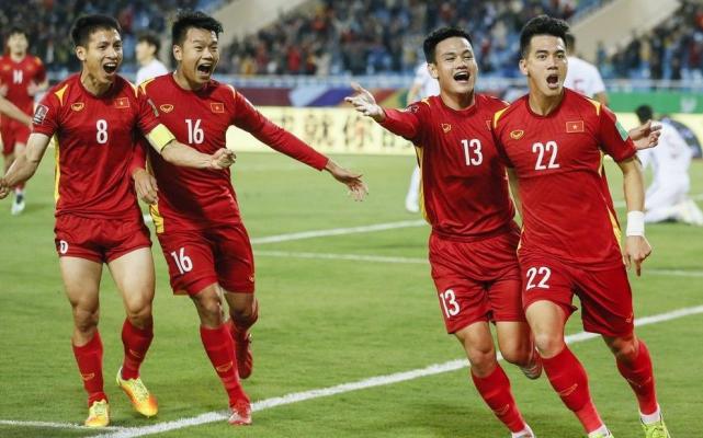 国足被吊打场面,国足一比三输给越南球迷反应