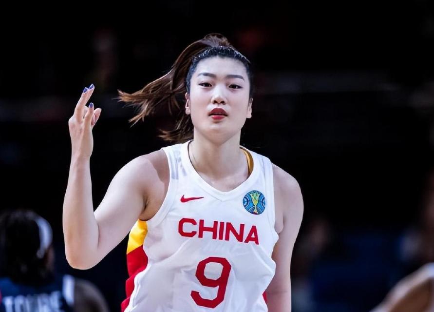 李梦当众换球衣图文,李梦场上更换球衣视频