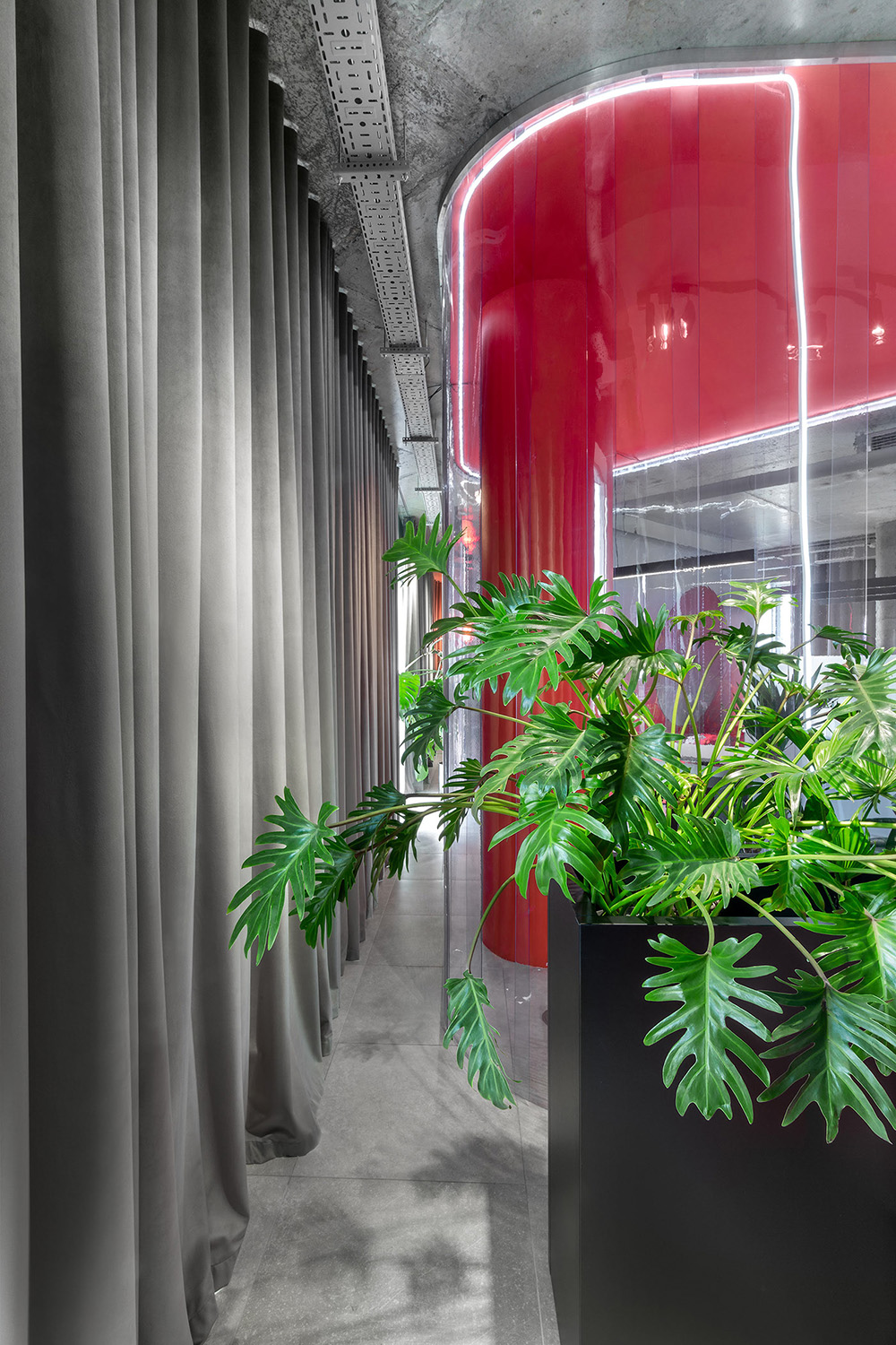 红蓝渐变手机游戏开发公司基辅办公设计欣赏