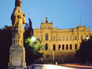 慕尼黑啤酒节拜仁慕尼黑队,22-23赛季拜仁慕尼黑啤酒节球衣