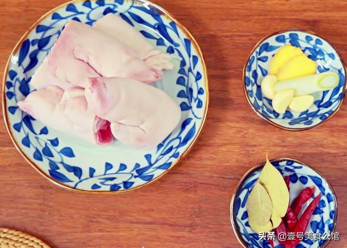 年夜饭酱猪蹄这样做软烂入味,软烂入味的酱猪蹄