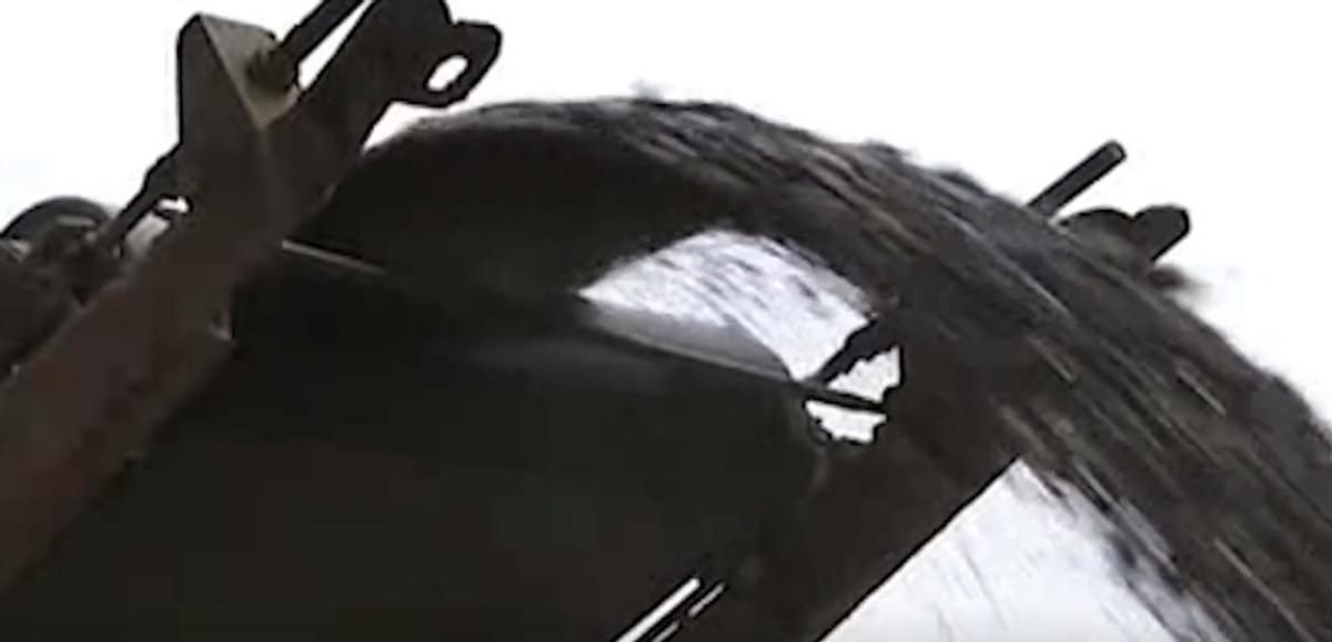 男子获得了点石成金的金银戒指,男子点石成金