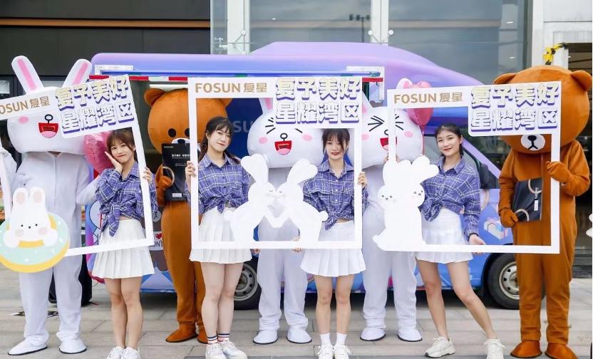 排队消费的火爆场景,年轻人打call主唱