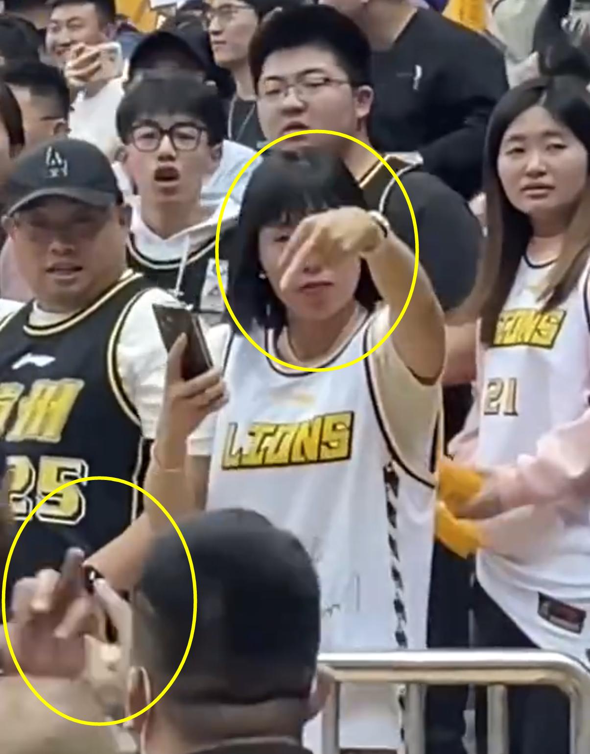 胡明轩挥拳回应球迷辱骂,上海球迷骂胡明轩