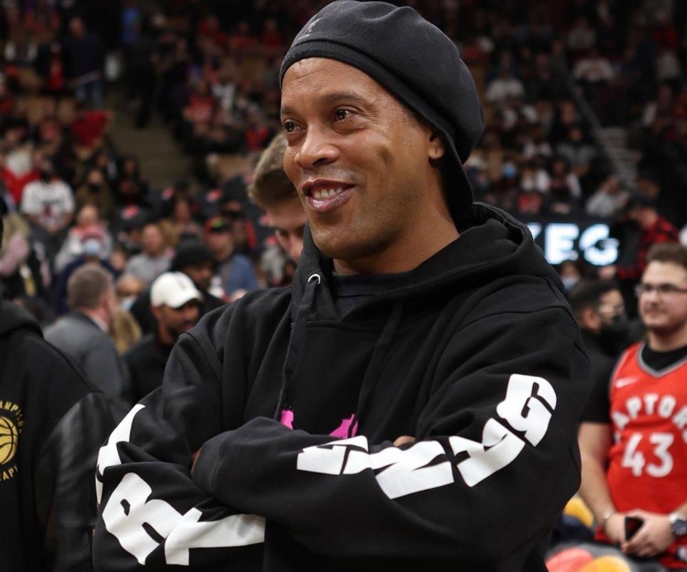 足球巨星小罗去nba,小罗现身nba现场