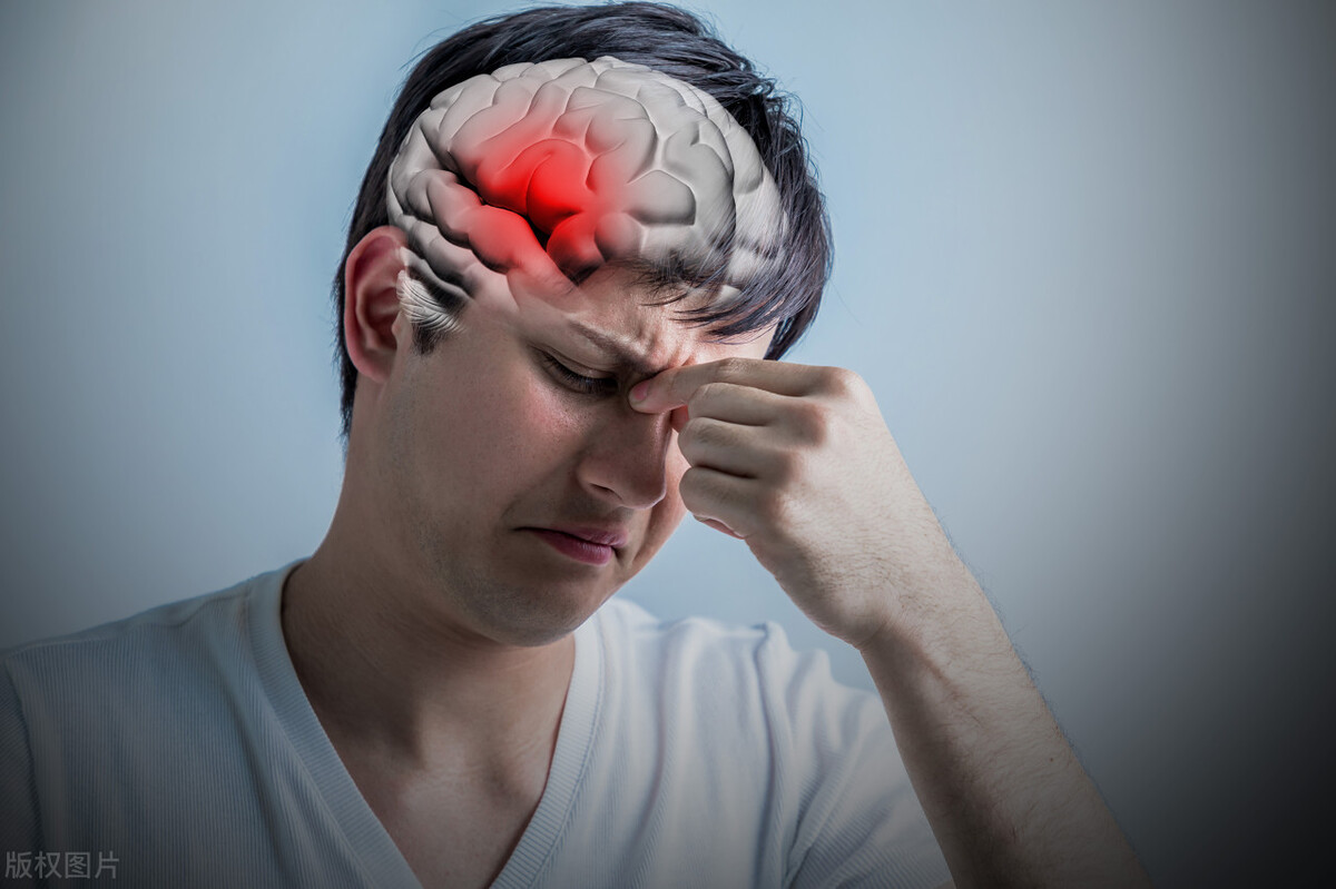 老人突发性大面积脑梗昏迷不醒,43岁男子突发脑梗的4个危险征兆