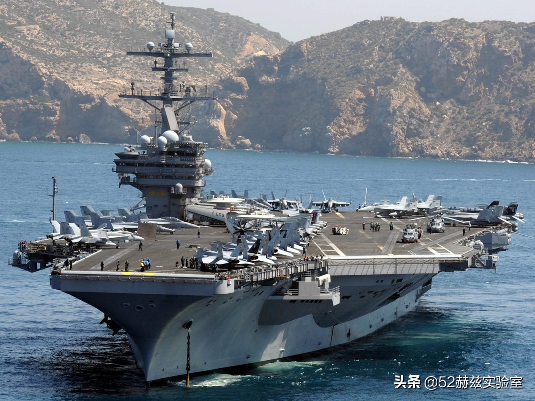 为什么航母旁边有很多小船,为什么航母后面有长长的拖尾