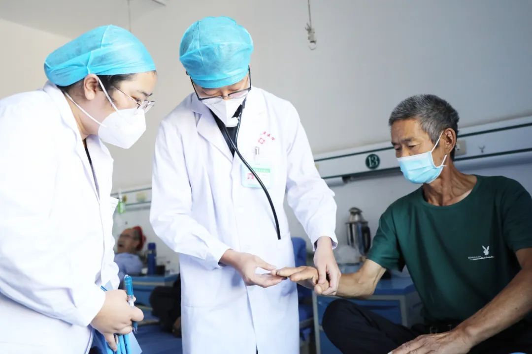 援疆医生骈晓亮：最美青春相遇是“援”不负韶华大爱无“疆”