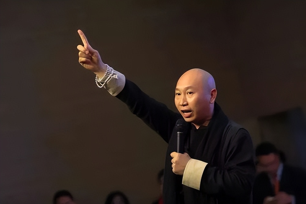 一根鸭脖撑起500亿帝国，年赚40亿门店上万，绝味一招干掉周黑鸭