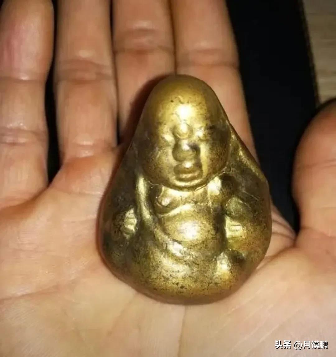 一女孩给老师过生日送了个西瓜，老师打开一看竟然藏着个金佛