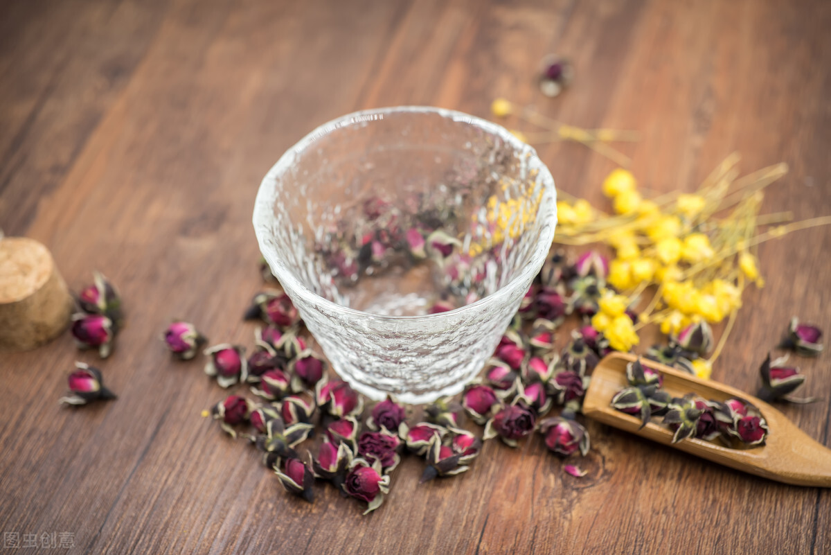 冬季皮肤干燥起痘用什么化妆品,皮肤干燥长痘什么原因导致