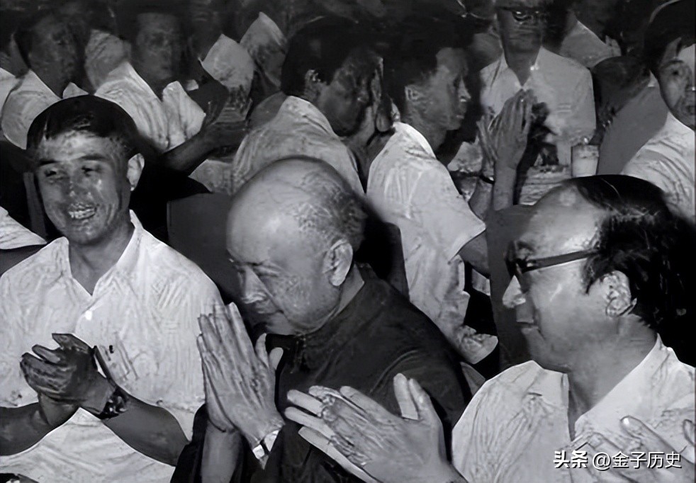 64年毛主席给钱学森递烟，钱学森欲接，主席却突然收回：自力更生