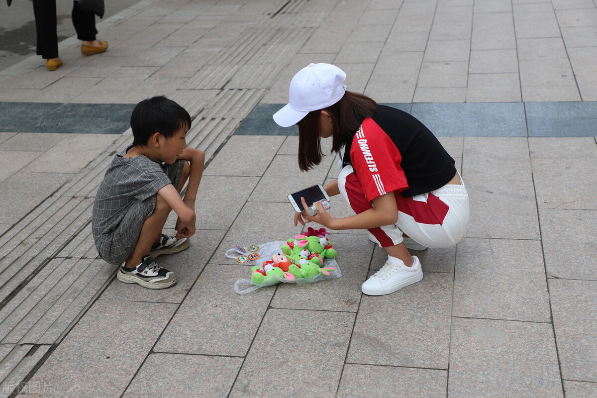 男孩摆摊1小时赚584元小品,8岁男孩摆摊1小时赚584元石家庄