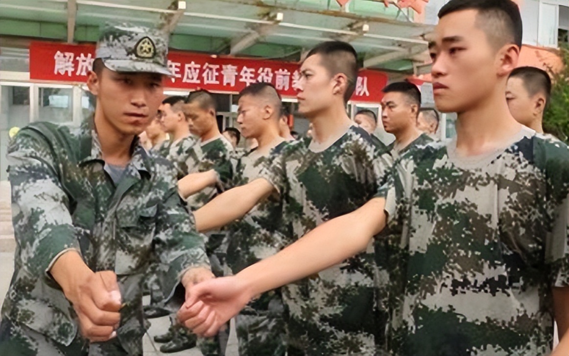 2022年“参军”要满足啥条件？身高标准进行调整，专科生喜从天降