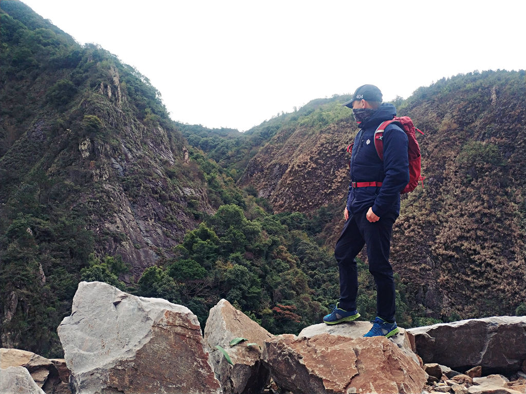 连帽棉服男女同款冬季加厚保暖款,冬季放牧穿的防寒加厚棉服