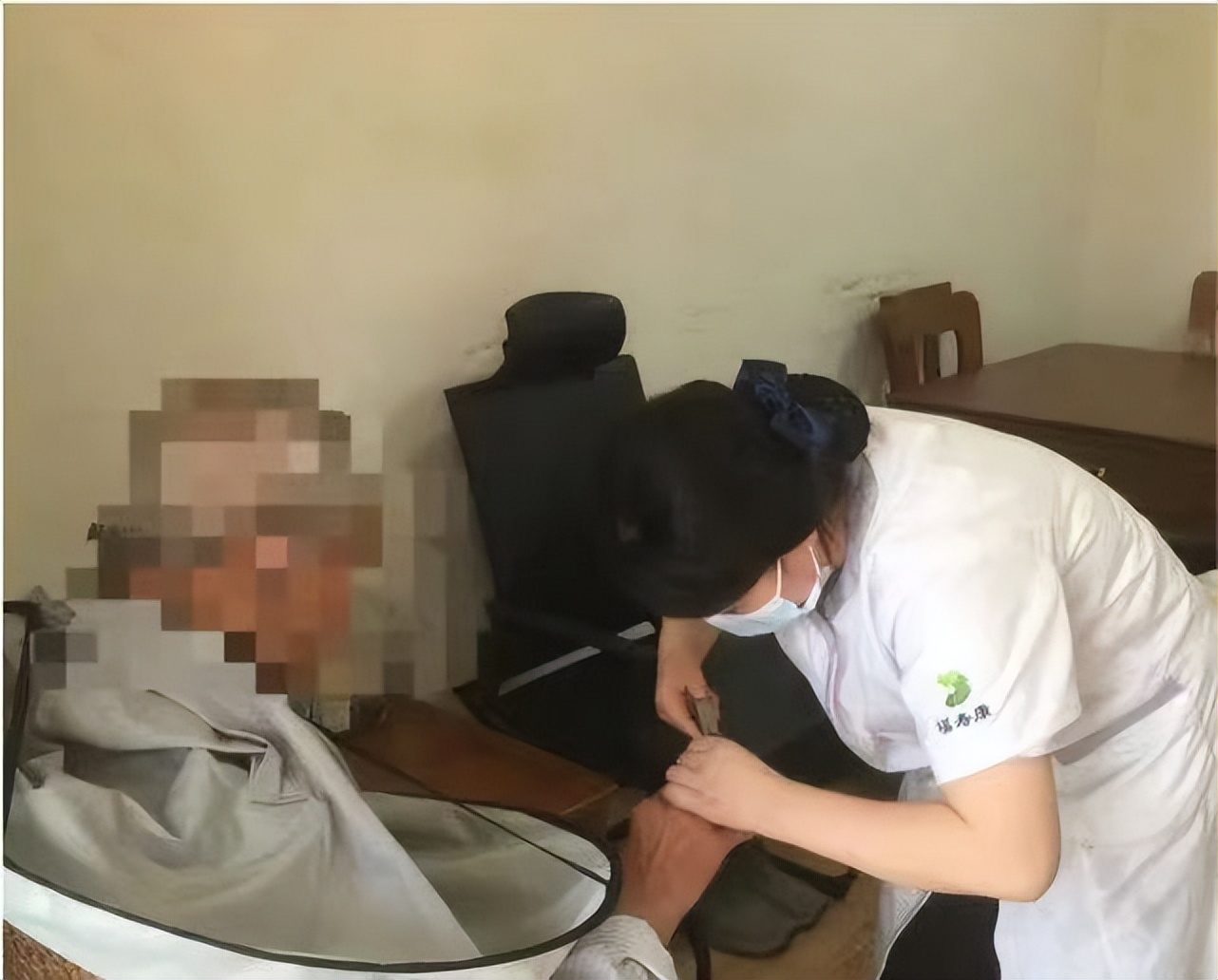 入户助浴师,失能老人享受免费助浴