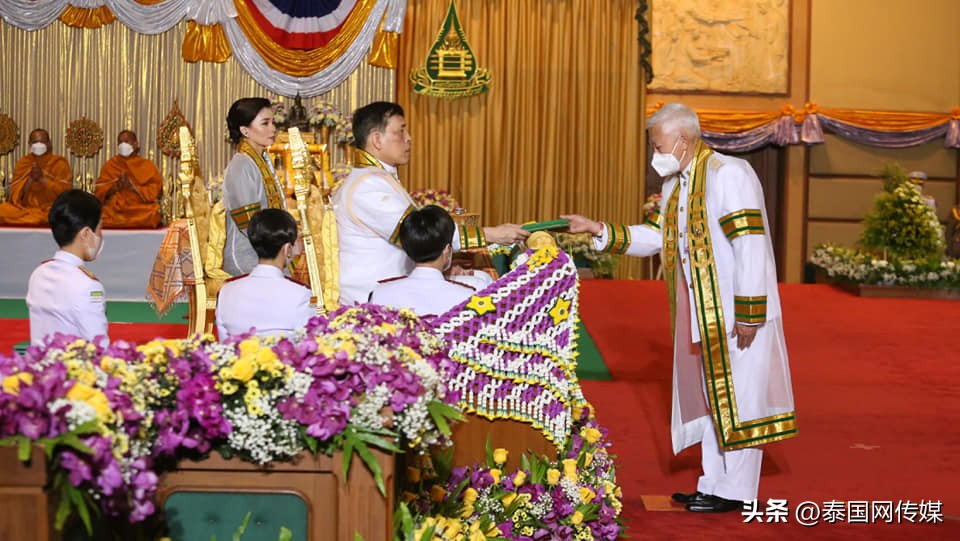 泰国国王大学毕业证,泰国王后苏提达获学士学位