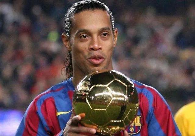 足坛进攻最强后卫,世界足坛现役最佳进攻型中场是谁