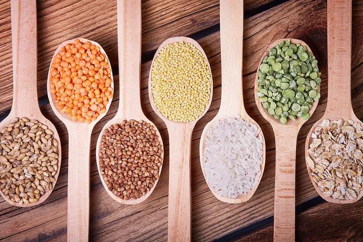 电梯里，邻居顺手牵羊，偷了你落下的酸奶，你会查监控要回吗？