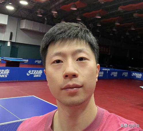 马龙晒照庆祝世乒赛夺冠,马龙罕见发文挑战困境激励乒乓梦