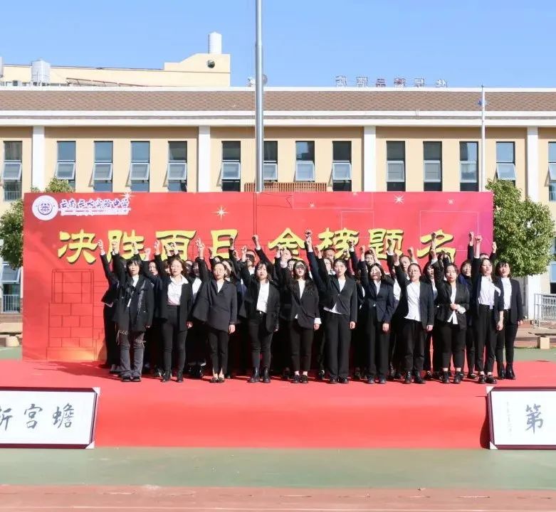 开学季校园展示打卡,开学啦冰墩墩小学生积极向上图片