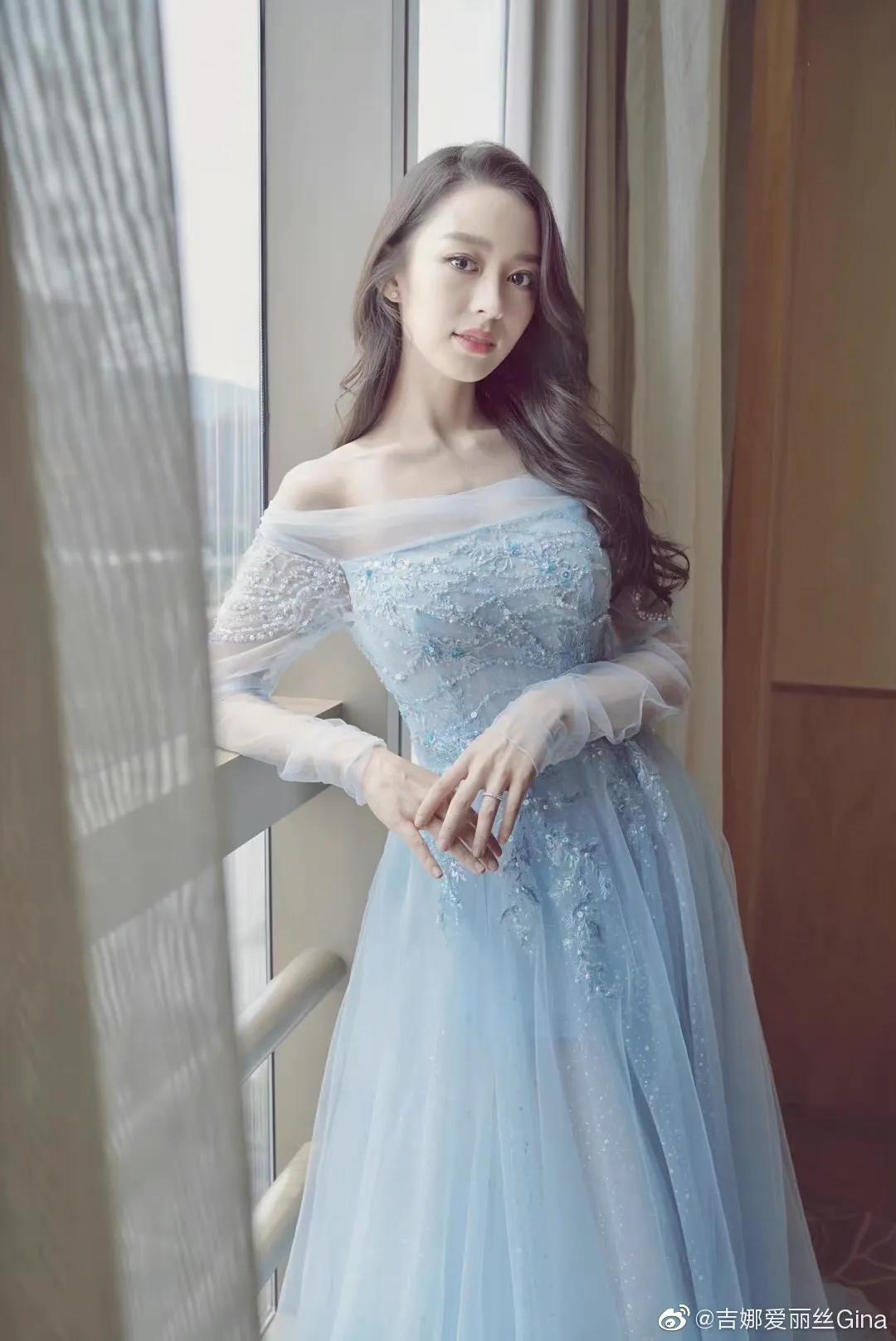 郎朗老婆吉娜的腰有多细,郎朗妻子吉娜深v礼服大秀好身材