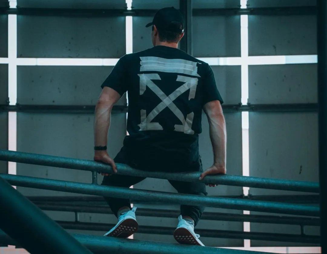 一件有很多品牌logo的衣服,一件衣服上印了一个logo