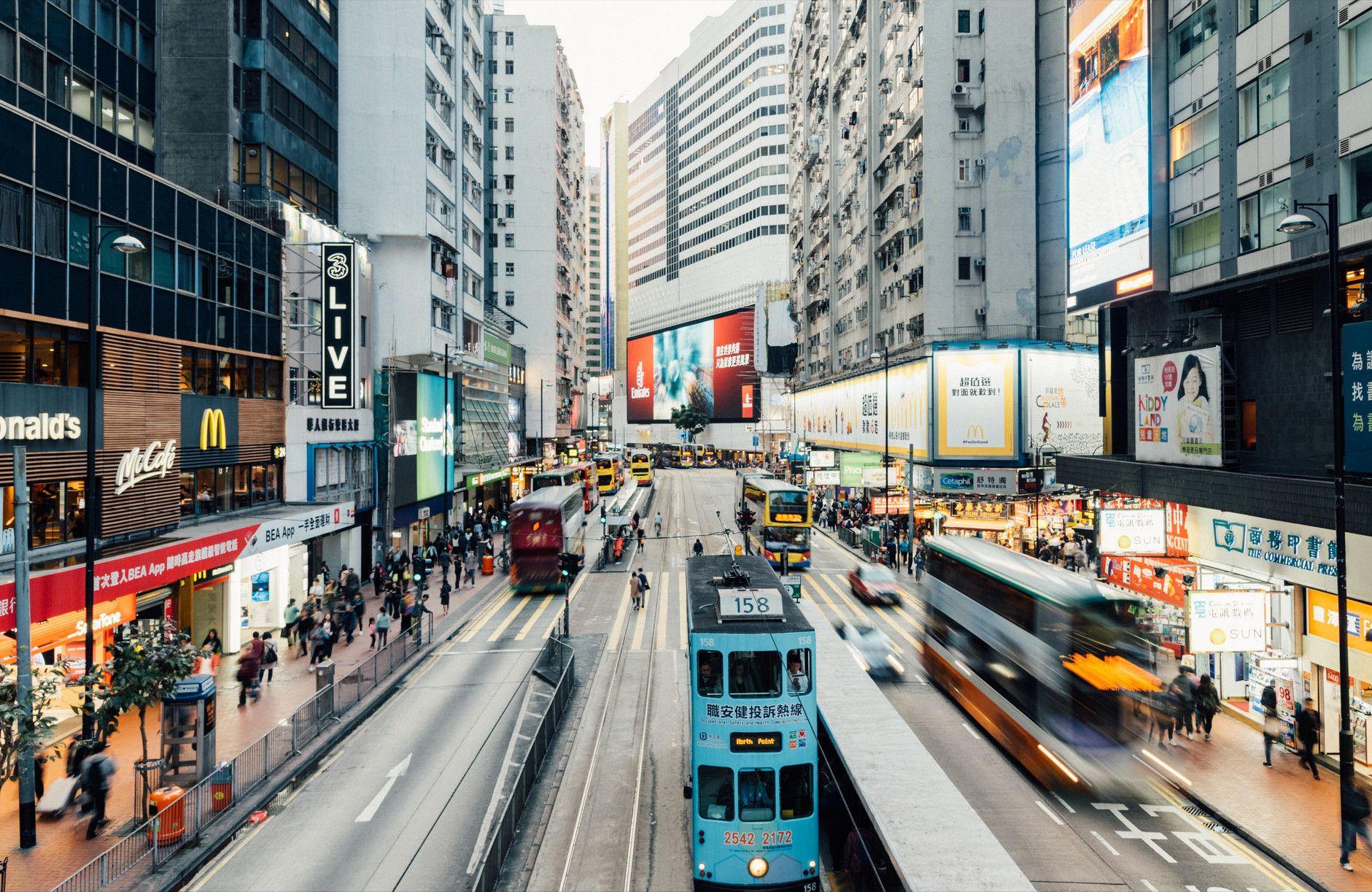 百亿代购产业不火了？香港百货营收下降52%，内地游客不买单了？