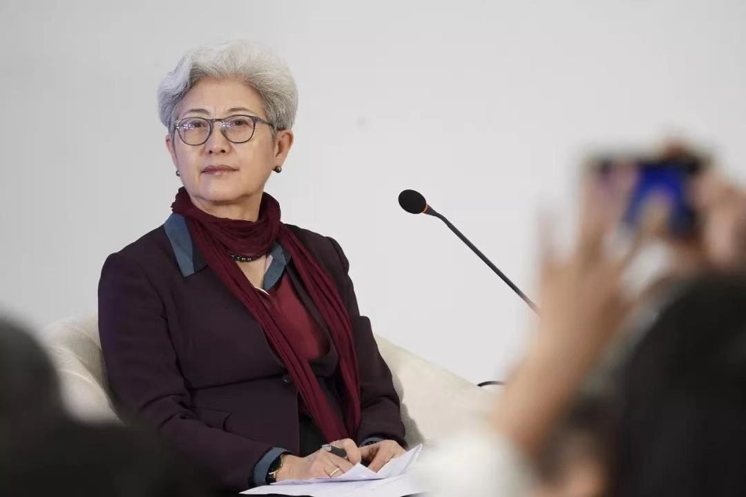 颜值与智慧并存的优秀外交官照,韩国最美的白发女外交官