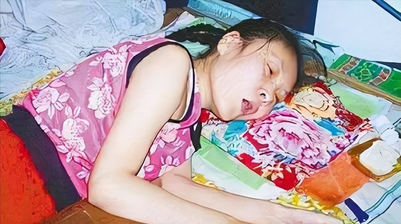 妹妹瘫痪在床20年监控下的一幕,河北一女孩假装瘫痪二十年
