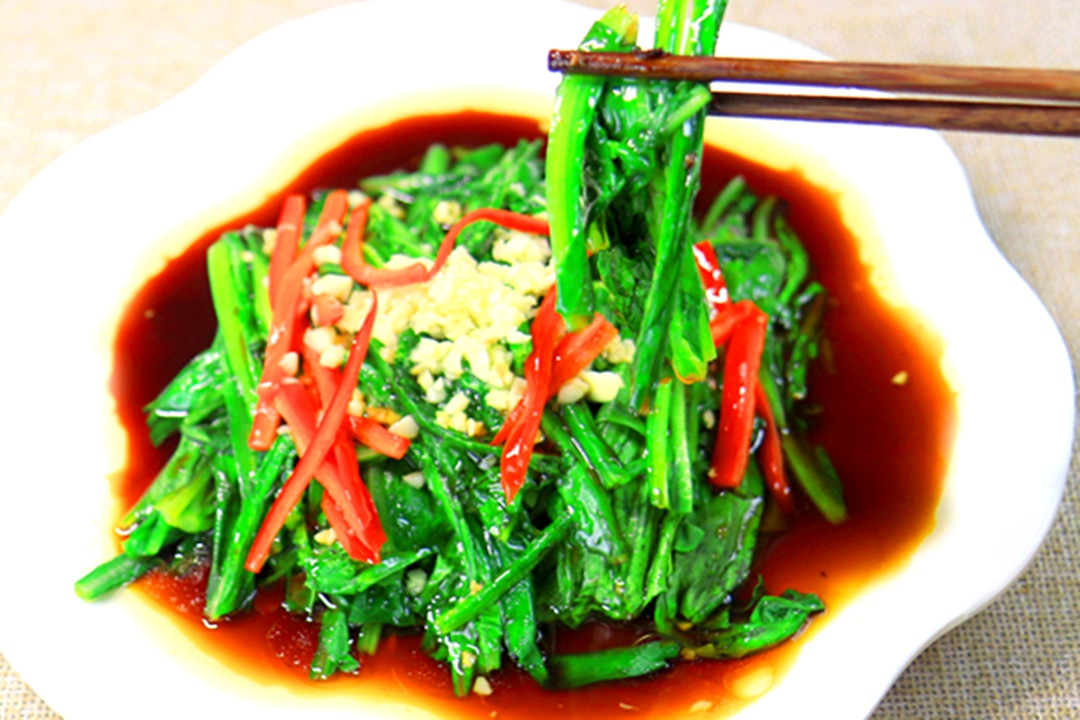 补充钙质和吃一点含钙高的食物,100克芝麻的含钙量比牛奶高多少