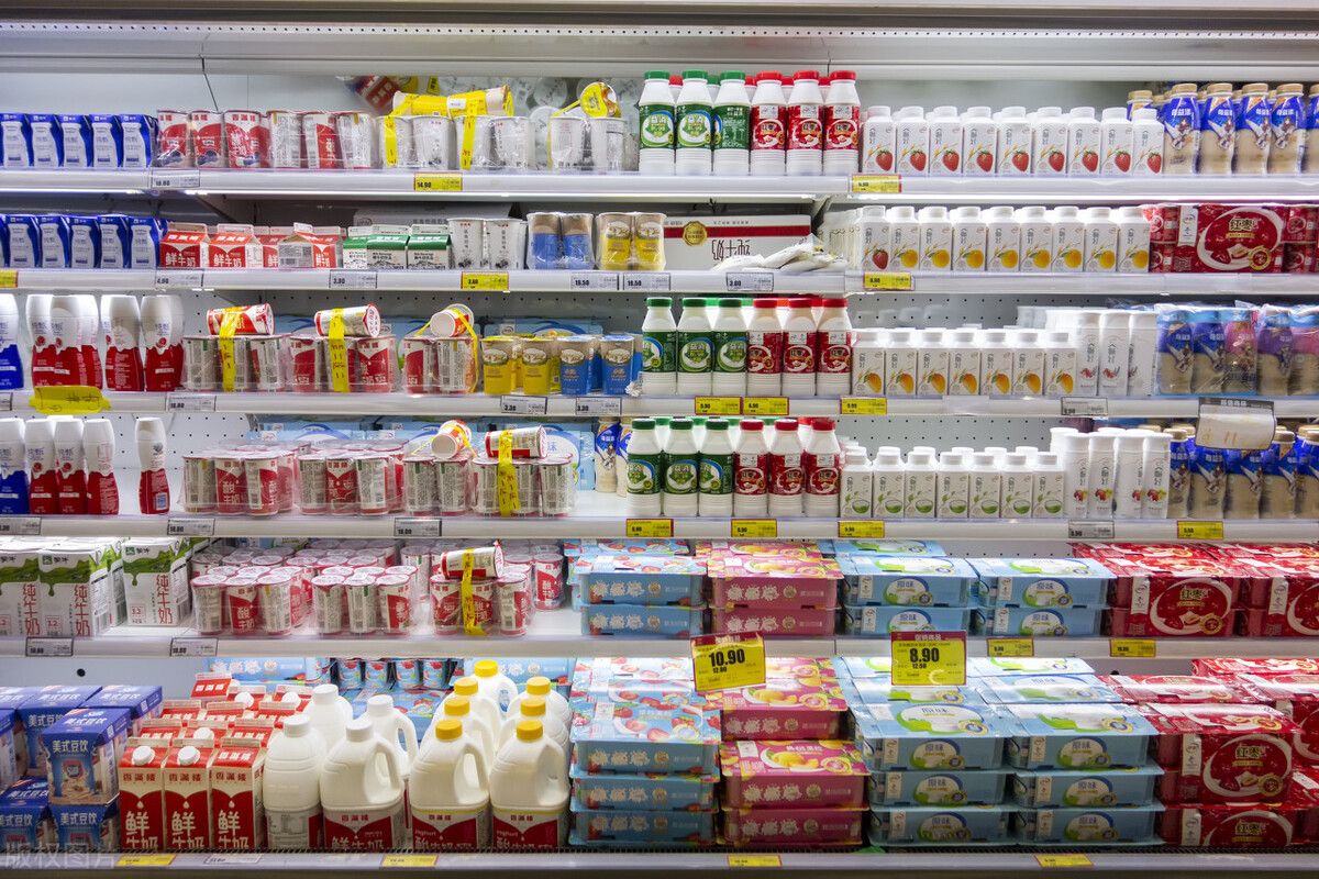 在超市喝水后结账,在超市里先喝水后付款