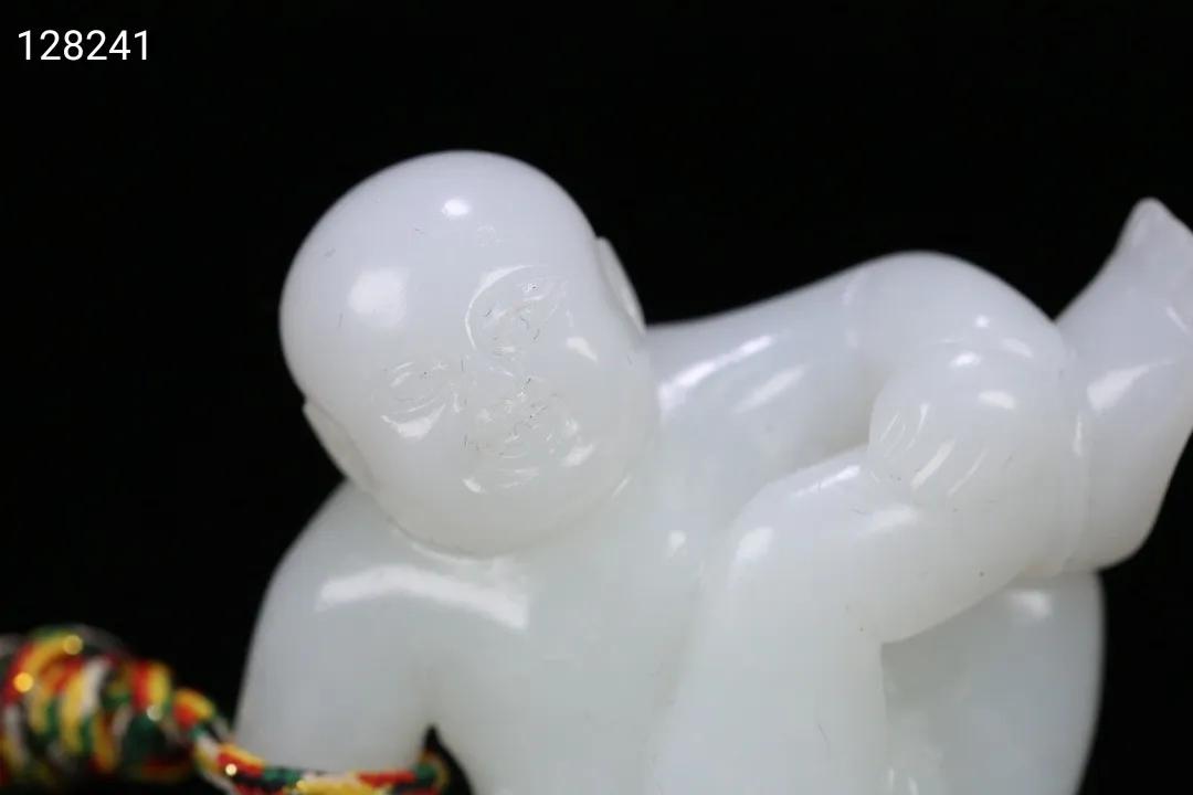 和田玉跪童子雕件图片,清和田玉寿桃童子雕件