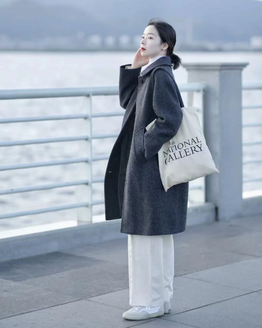 黑色大衣搭配什么颜色毛衣显高级,深棕灰色格子大衣怎么穿出高级感