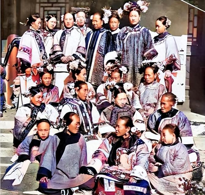 晚清真实老照片:花楼女子媚态百出,溥仪的乳娘丰乳肥臀!