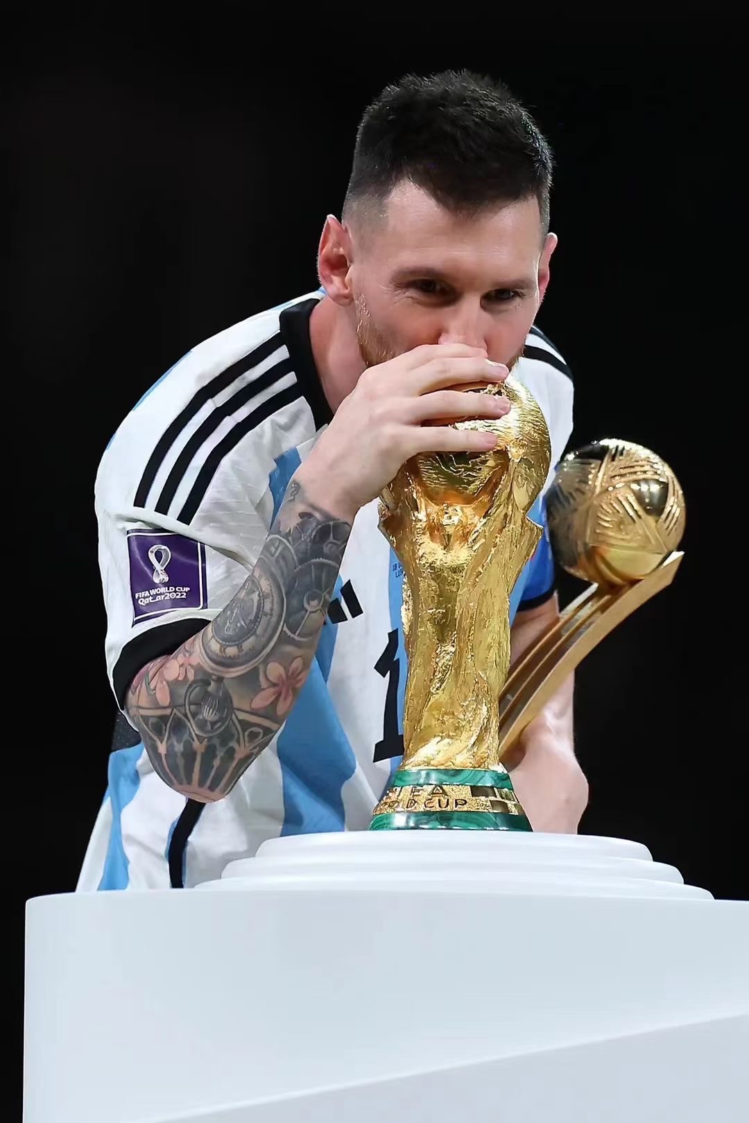 梅西捧杯穿黑袍寓意,梅西世界杯夺冠后穿的黑纱衣服