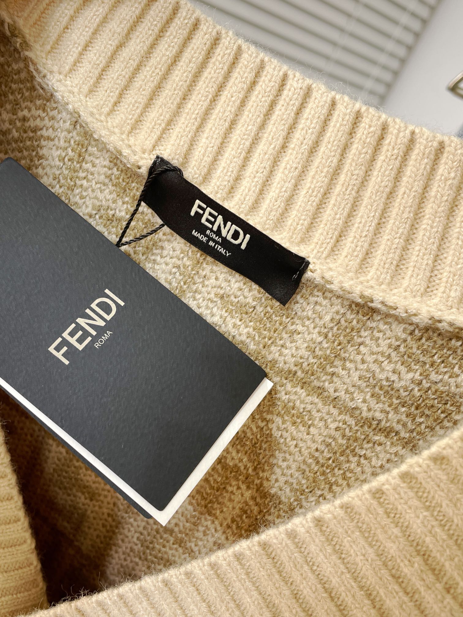 Fendi芬迪2023秋冬高级定制系列,FENDI芬迪全皮限量款大象灰花朵