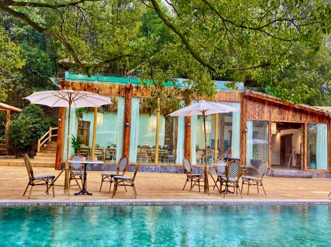 神仙眷侣辞掉高薪工作，爆改废弃山谷，悬崖高空造无边恒温泡池