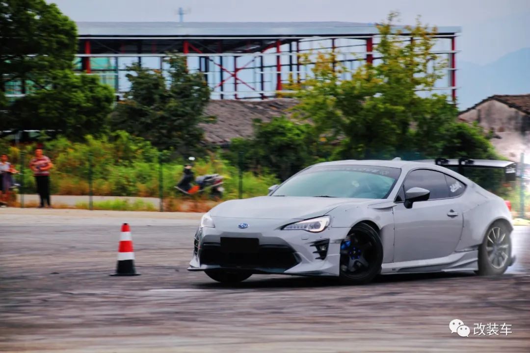 宽体竞技风斯巴鲁BRZ,玩着玩着玩出了一家改装店?