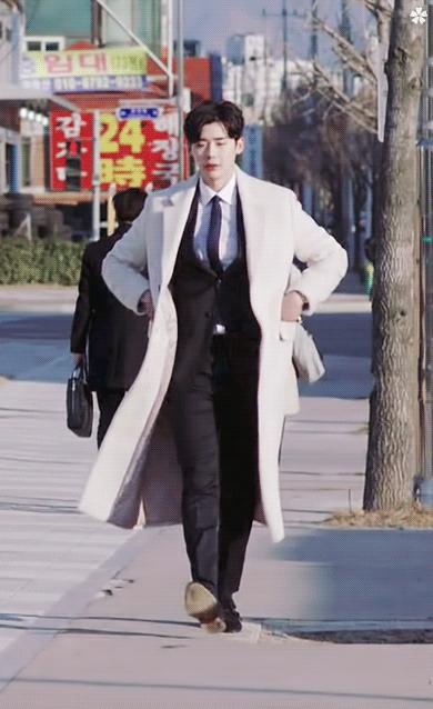 男士黑色大衣内搭什么颜色打底,男士穿大衣怎么搭配裤子和鞋子