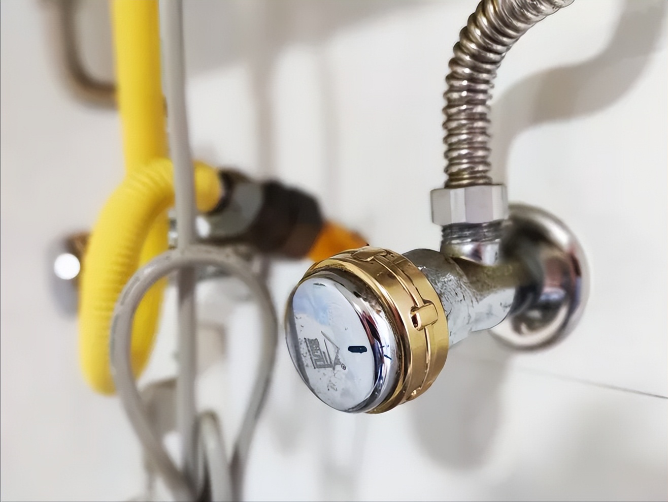 能率热水器与卡萨帝热水器哪个好,免储水即热式热水器推荐