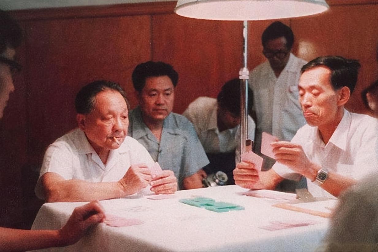 *小平邓**烟瘾大，愿意打桥牌，他的牌友说：他打牌有两个规矩