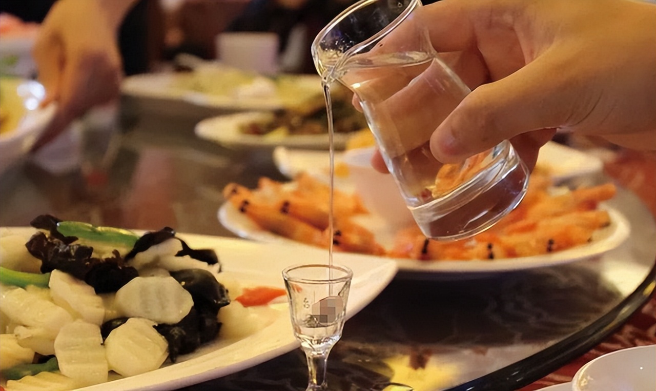 为什么白酒成本这么低卖得这么贵,白酒成本在哪些方面