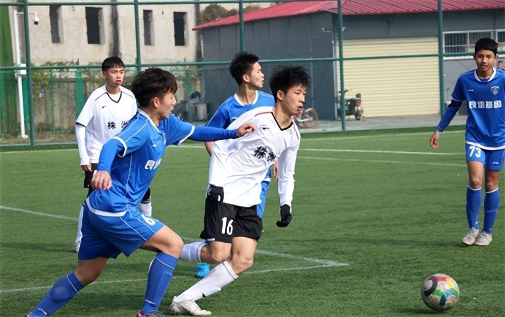 踢足球发生碰撞受伤如何划分责任,人与人无意碰撞后一方受伤谁负责