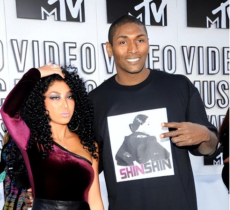 中国女歌手爱上外籍黑人,同居后被家暴至肛裂,如今40岁无人敢娶