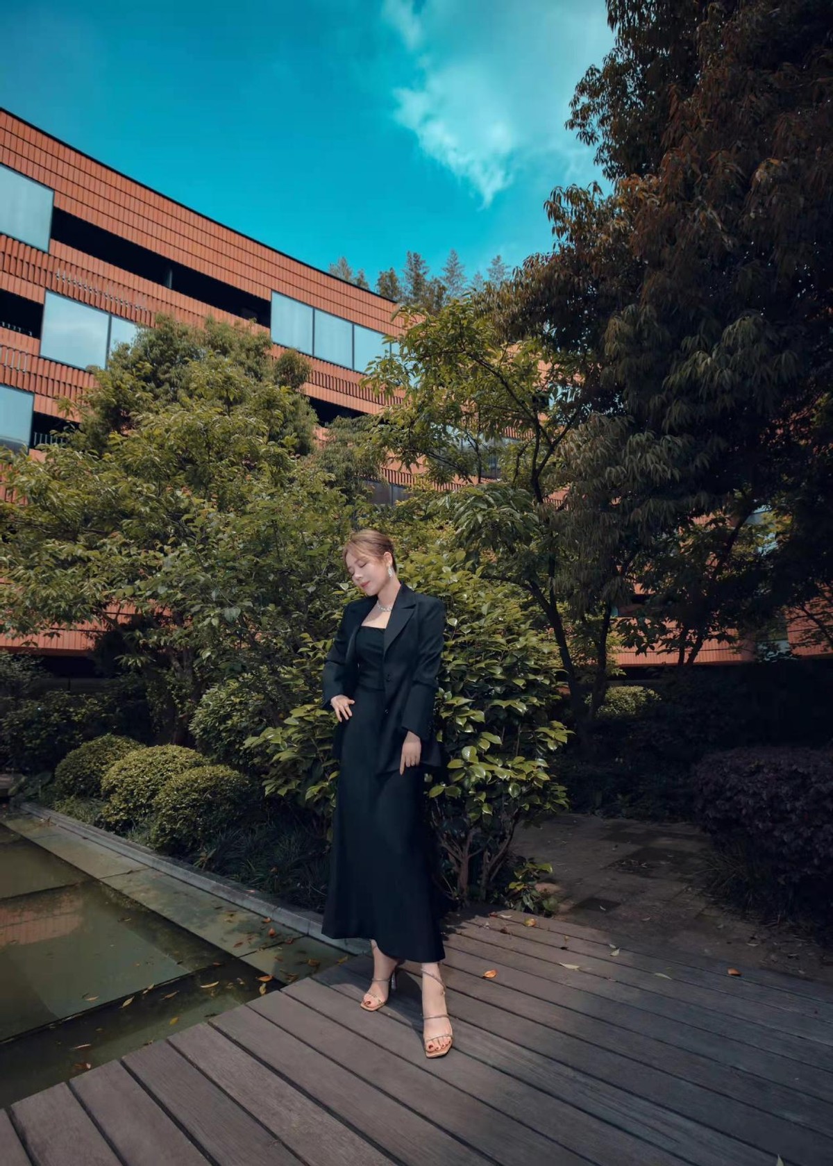 马思纯身材暴瘦美回校花！放弃海绵宝宝笑容，穿休闲装低调过生日