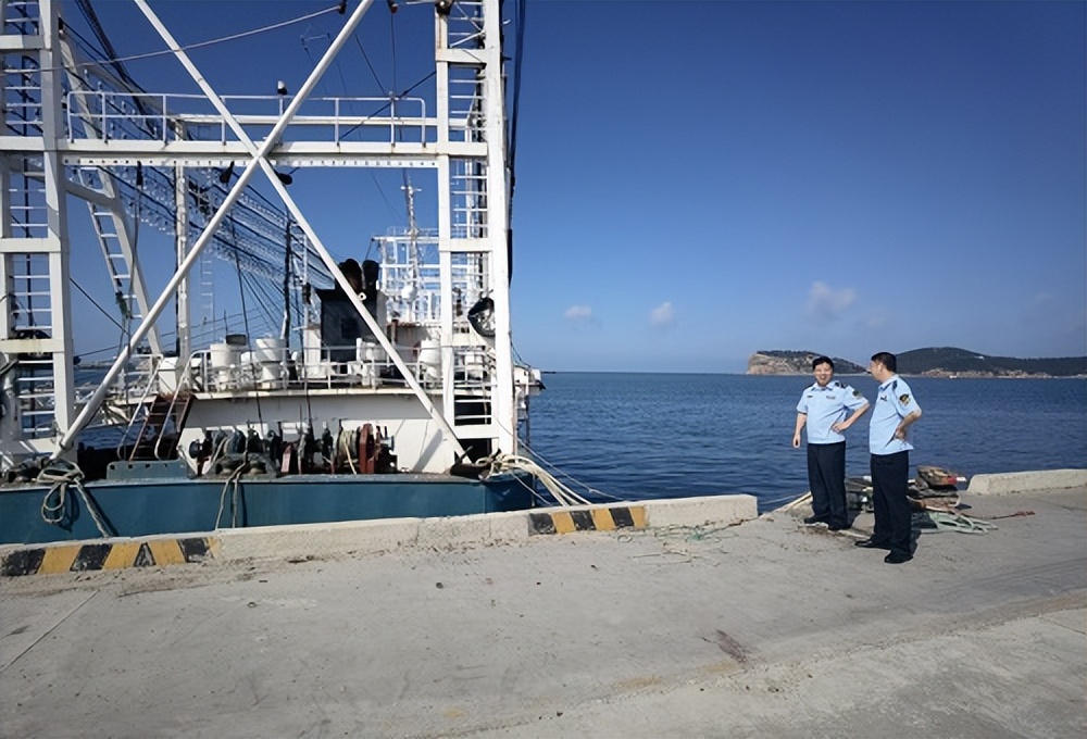 区渔政监督大队开展水上执法行动,渔政海事部门开展联合执法