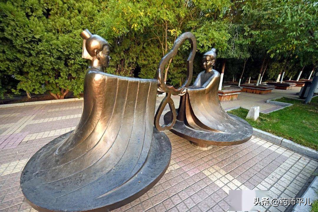 最美嘉峪关城市雕塑都在这里,嘉峪关景区拍照互动性雕塑